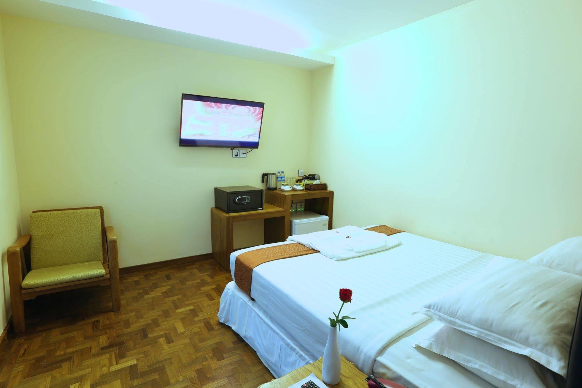 Queen'S Park Hotel Янгон Екстер'єр фото