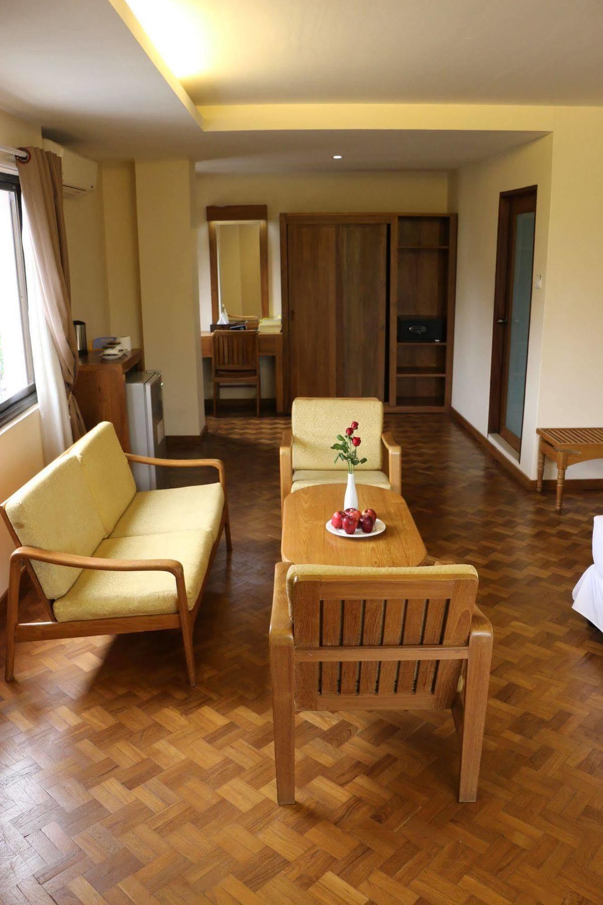 Queen'S Park Hotel Янгон Екстер'єр фото