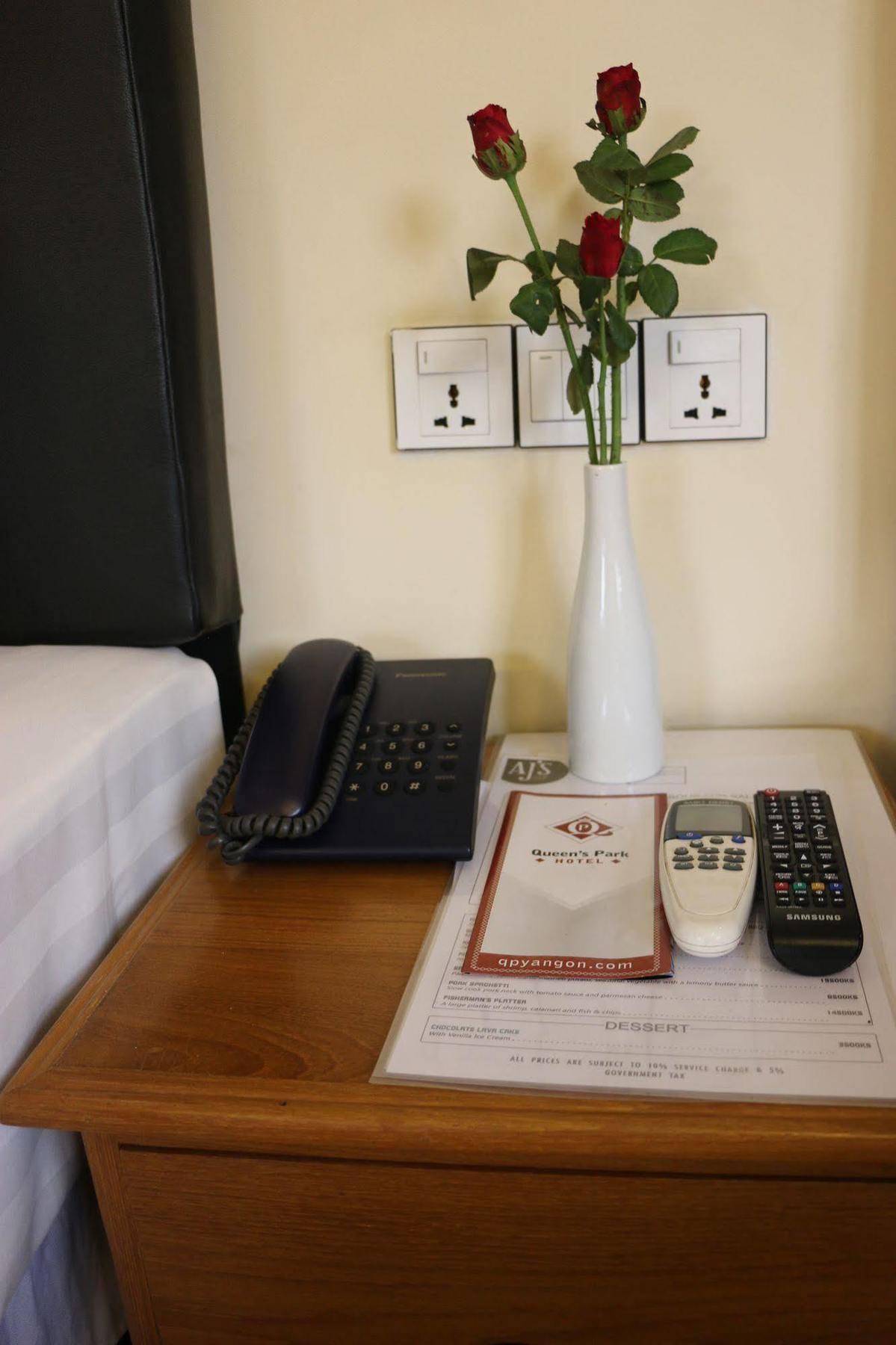 Queen'S Park Hotel Янгон Екстер'єр фото
