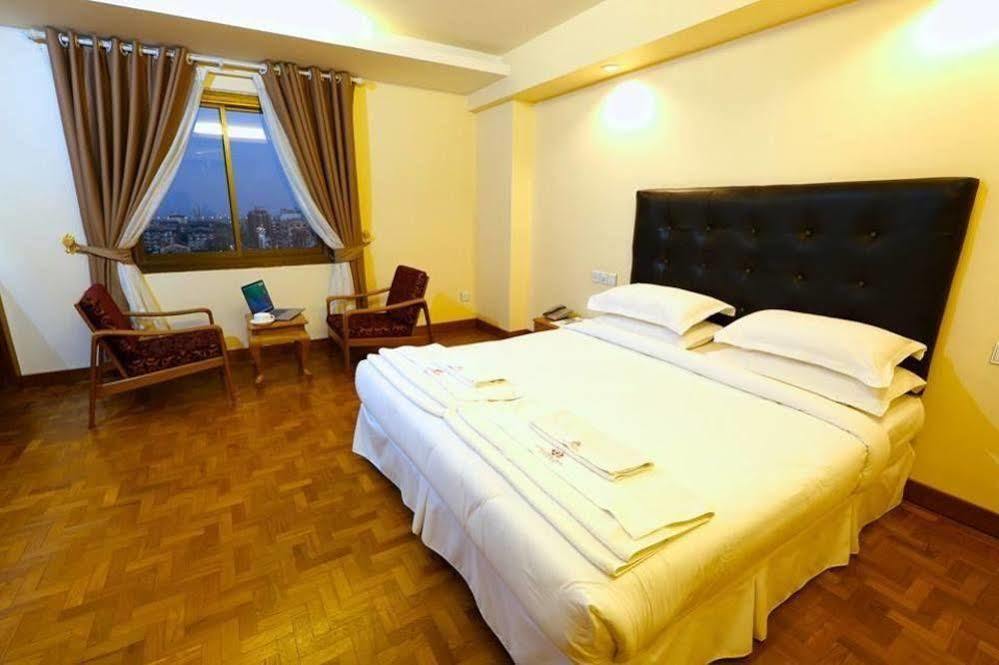 Queen'S Park Hotel Янгон Екстер'єр фото